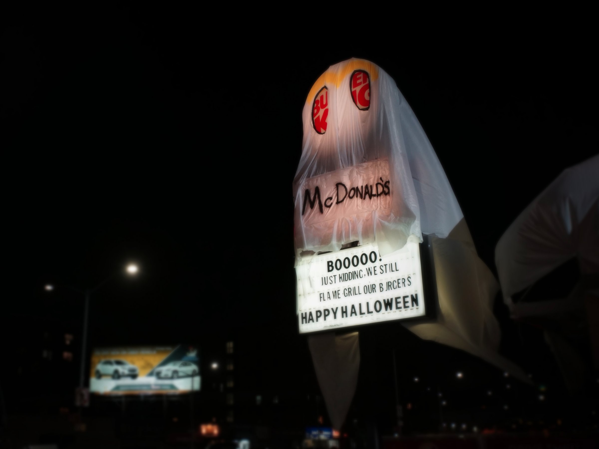 burger-king-clash-mcdonalds-halloween-2